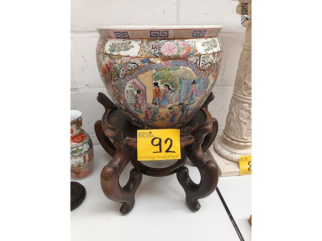 Lot 92 - chinese bloempot op houten sokkel - afbeelding 1 van  4