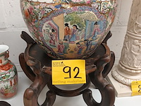 Lot 92 - chinese bloempot op houten sokkel - afbeelding 1 van  4
