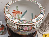 Lot 92 - chinese bloempot op houten sokkel - afbeelding 2 van  4