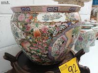 Lot 92 - chinese bloempot op houten sokkel - afbeelding 3 van  4