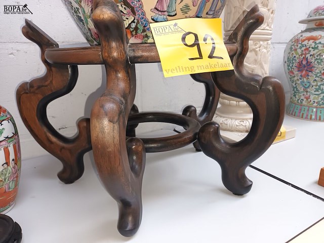 Lot 92 - chinese bloempot op houten sokkel - afbeelding 4 van  4