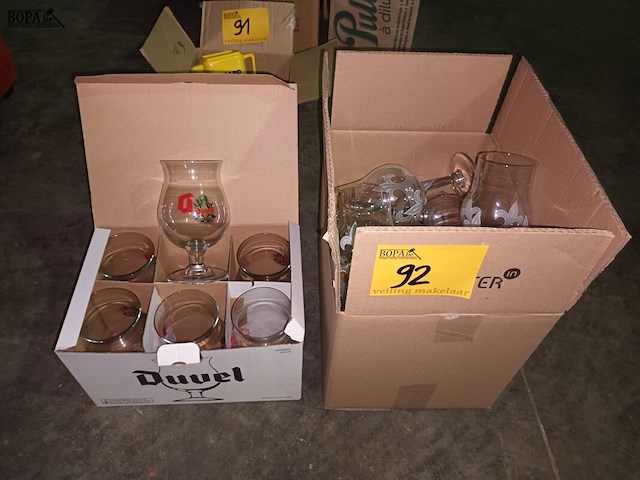 Lot 92 - glazen duvel en karmeliet - afbeelding 1 van  3