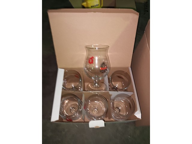 Lot 92 - glazen duvel en karmeliet - afbeelding 2 van  3