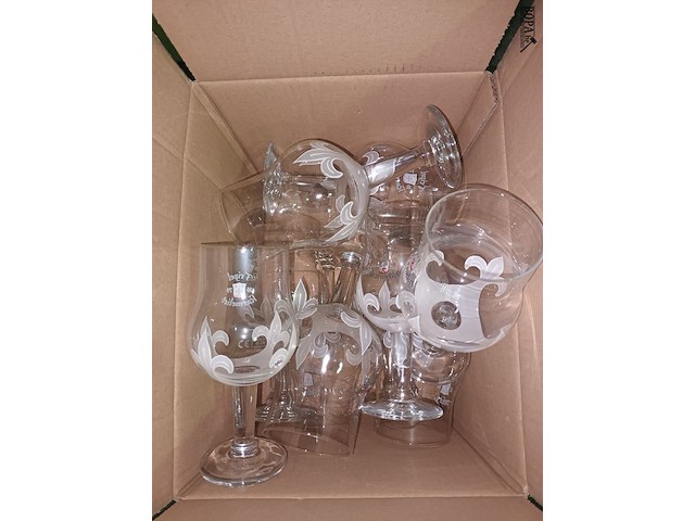 Lot 92 - glazen duvel en karmeliet - afbeelding 3 van  3