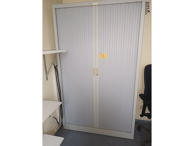 Lot 92 - hoge roldeurkast - afbeelding 1 van  3