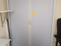 Lot 92 - hoge roldeurkast - afbeelding 1 van  3