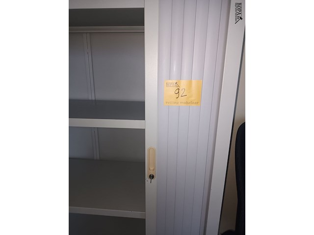 Lot 92 - hoge roldeurkast - afbeelding 2 van  3
