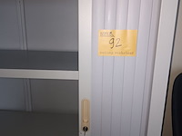 Lot 92 - hoge roldeurkast - afbeelding 2 van  3