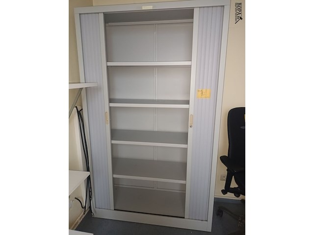 Lot 92 - hoge roldeurkast - afbeelding 3 van  3