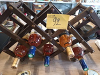 Lot 92 - houten wijnrek met 5 flessen wijn - afbeelding 1 van  3