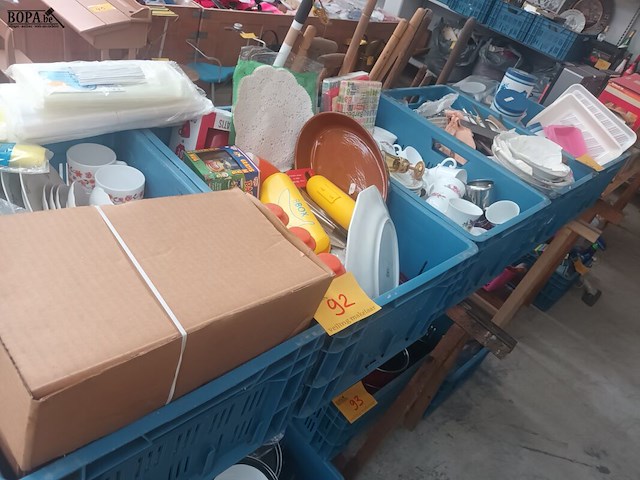 Lot 92 - keukengerei en servies. 5 bakken - afbeelding 1 van  8