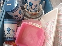 Lot 92 - keukengerei en servies. 5 bakken - afbeelding 2 van  8