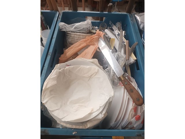 Lot 92 - keukengerei en servies. 5 bakken - afbeelding 3 van  8