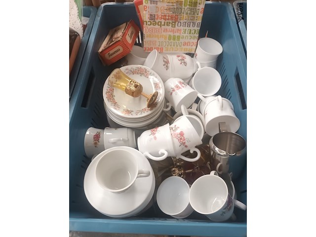 Lot 92 - keukengerei en servies. 5 bakken - afbeelding 4 van  8