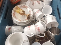 Lot 92 - keukengerei en servies. 5 bakken - afbeelding 4 van  8