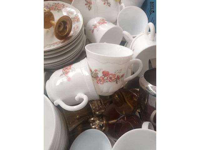 Lot 92 - keukengerei en servies. 5 bakken - afbeelding 5 van  8