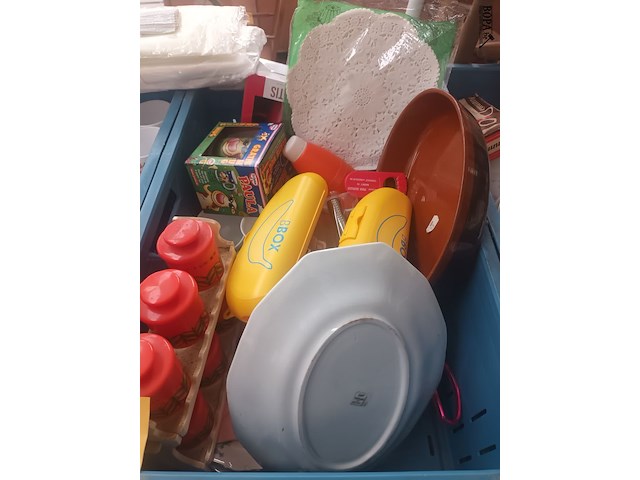 Lot 92 - keukengerei en servies. 5 bakken - afbeelding 6 van  8
