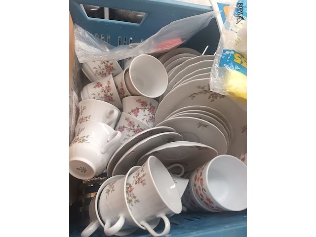 Lot 92 - keukengerei en servies. 5 bakken - afbeelding 7 van  8