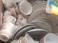 Lot 92 - keukengerei en servies. 5 bakken - afbeelding 7 van  8