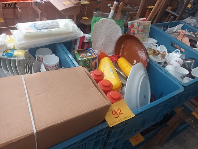 Lot 92 - keukengerei en servies. 5 bakken - afbeelding 8 van  8
