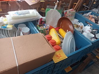 Lot 92 - keukengerei en servies. 5 bakken - afbeelding 8 van  8