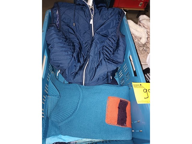 Lot 92 - kledij en pantoffels - afbeelding 2 van  5