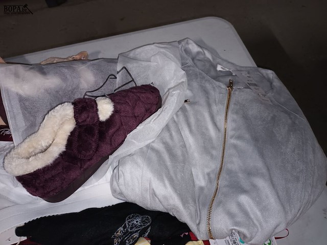 Lot 92 - kledij en pantoffels - afbeelding 5 van  5