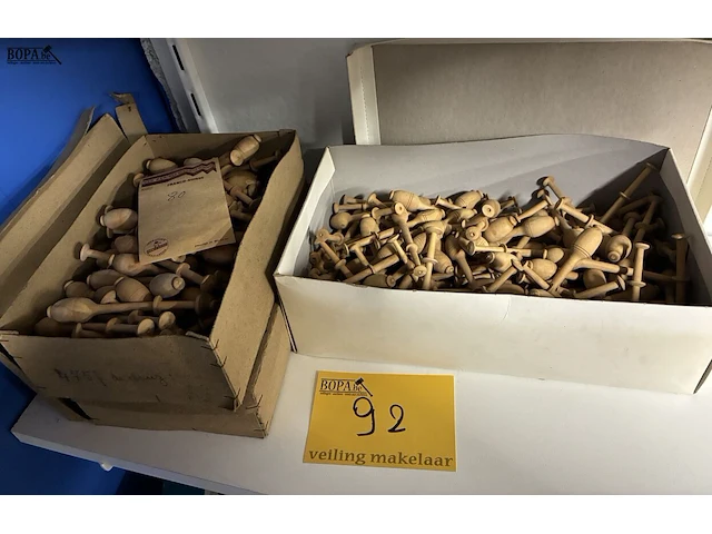 Lot 92 - lot houten kantklossen - afbeelding 1 van  2