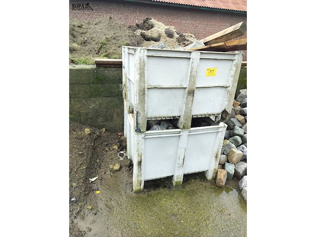 Lot 92 - pvc bakken met kasseien. 2 stuks - afbeelding 1 van  5