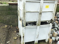 Lot 92 - pvc bakken met kasseien. 2 stuks