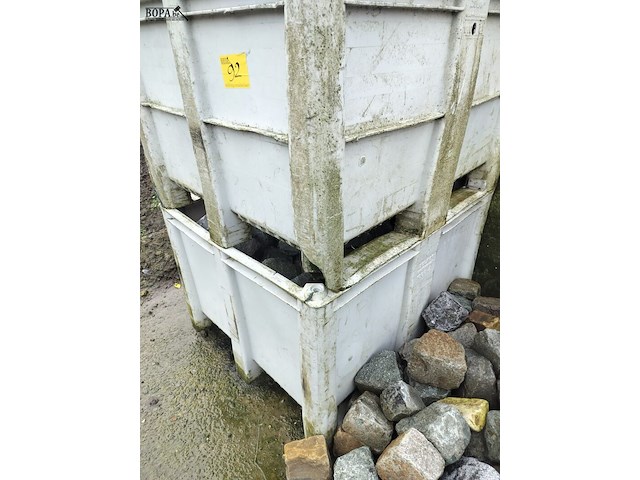 Lot 92 - pvc bakken met kasseien. 2 stuks - afbeelding 2 van  5