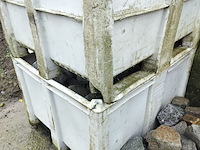Lot 92 - pvc bakken met kasseien. 2 stuks - afbeelding 2 van  5