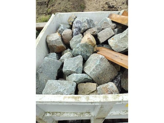 Lot 92 - pvc bakken met kasseien. 2 stuks - afbeelding 4 van  5