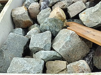 Lot 92 - pvc bakken met kasseien. 2 stuks - afbeelding 4 van  5