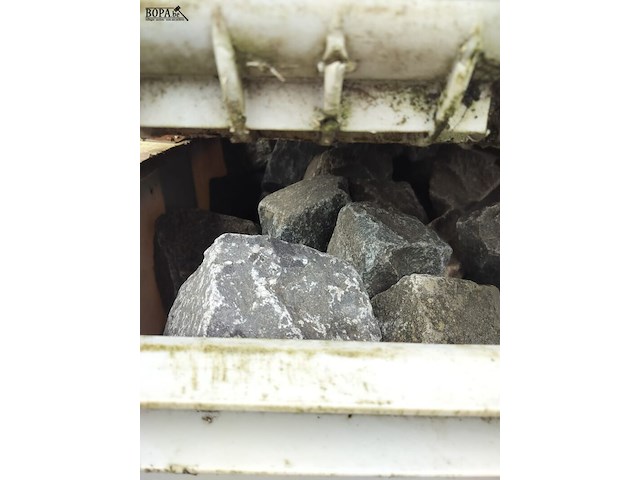 Lot 92 - pvc bakken met kasseien. 2 stuks - afbeelding 5 van  5