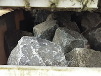 Lot 92 - pvc bakken met kasseien. 2 stuks - afbeelding 5 van  5