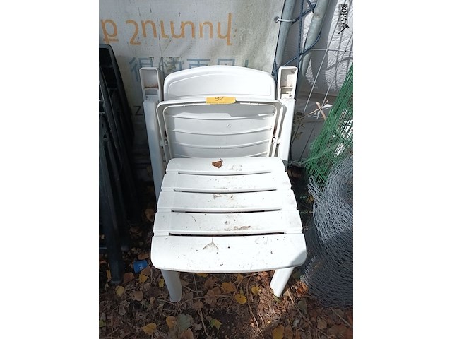 Lot 92 - pvc tuinstoel en voetenbankje - afbeelding 1 van  3
