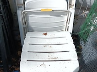 Lot 92 - pvc tuinstoel en voetenbankje - afbeelding 1 van  3