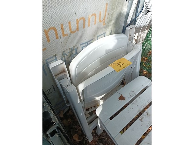 Lot 92 - pvc tuinstoel en voetenbankje - afbeelding 2 van  3