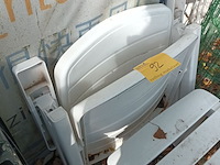 Lot 92 - pvc tuinstoel en voetenbankje - afbeelding 2 van  3