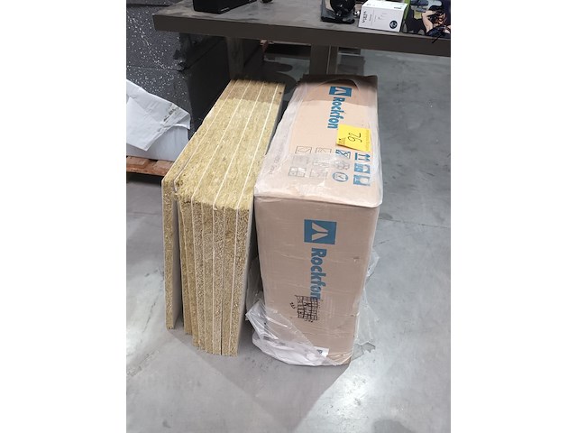 Lot 92 - rockfon plafondpanelen - afbeelding 2 van  3