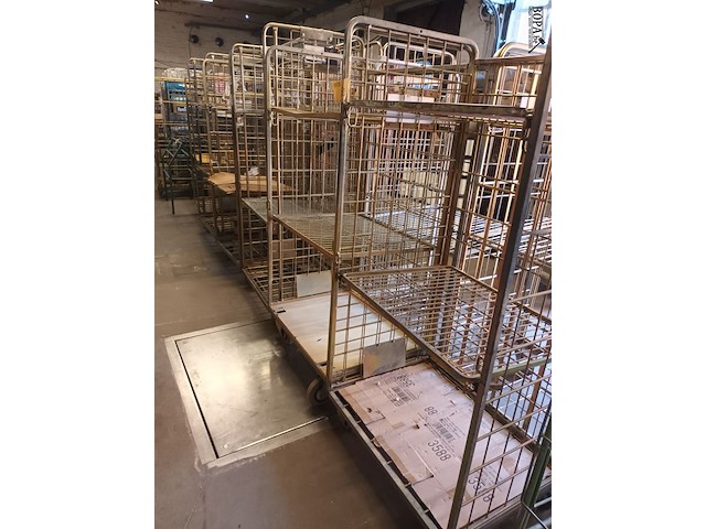 Lot 92 - rolcontainer. 2 stuks - afbeelding 1 van  4