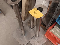 Lot 92 - rvs parasolvoet. 3 stuks - afbeelding 1 van  3