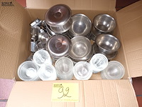 Lot 92 - schaaltjes in inox en glas. 1 doos - afbeelding 1 van  4