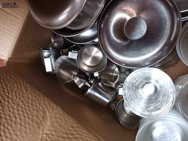 Lot 92 - schaaltjes in inox en glas. 1 doos - afbeelding 2 van  4