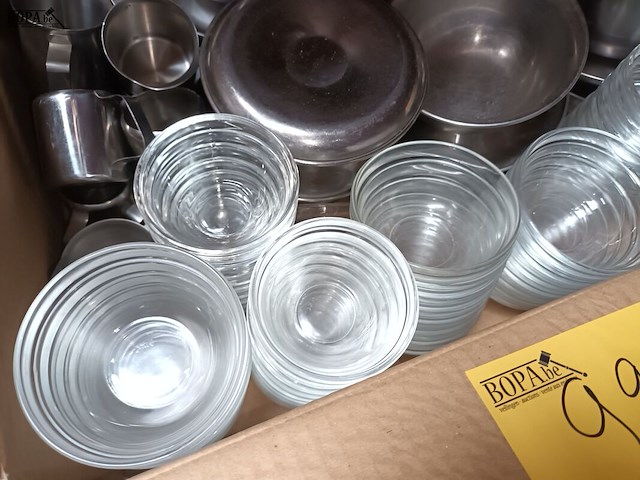 Lot 92 - schaaltjes in inox en glas. 1 doos - afbeelding 3 van  4