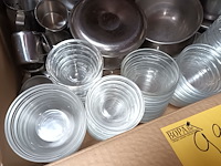 Lot 92 - schaaltjes in inox en glas. 1 doos - afbeelding 3 van  4
