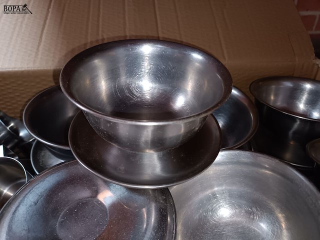 Lot 92 - schaaltjes in inox en glas. 1 doos - afbeelding 4 van  4