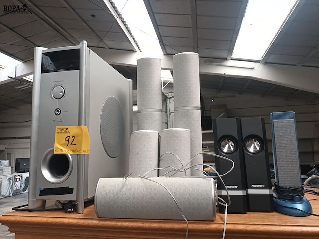Lot 92 - surroundboxen en speakers - afbeelding 1 van  6