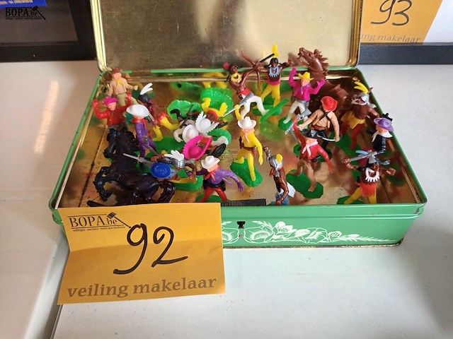 Lot 92 - vintage cowboy en indiaan figuren. 22 stuks - afbeelding 1 van  4
